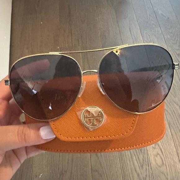 EUC Tory Burch Aviator Sunglasses with Case - Picture 2 of 4